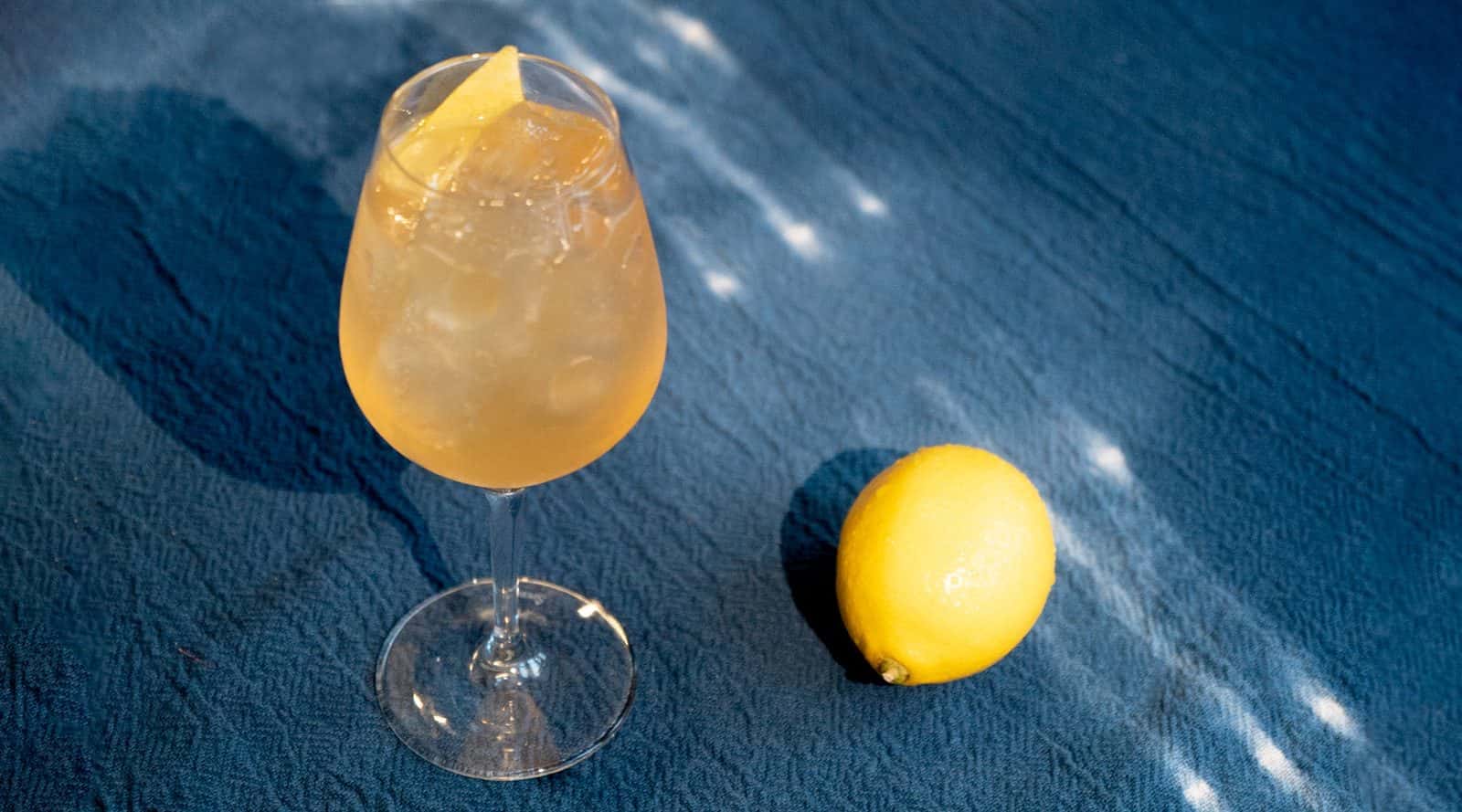 Symphony 6 Spritz en copa de vino