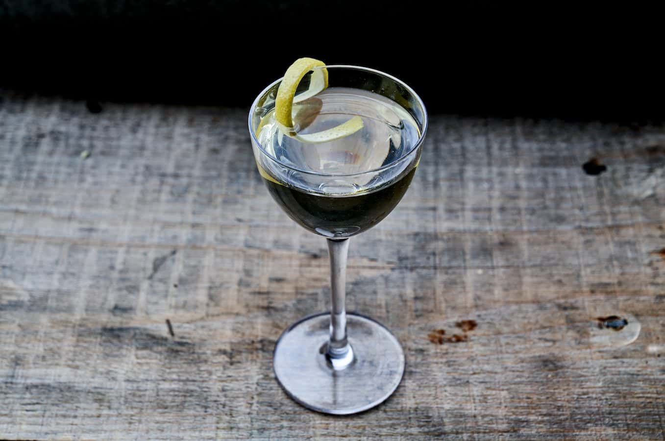 Martini de Isolation Proof con ralladura de limón