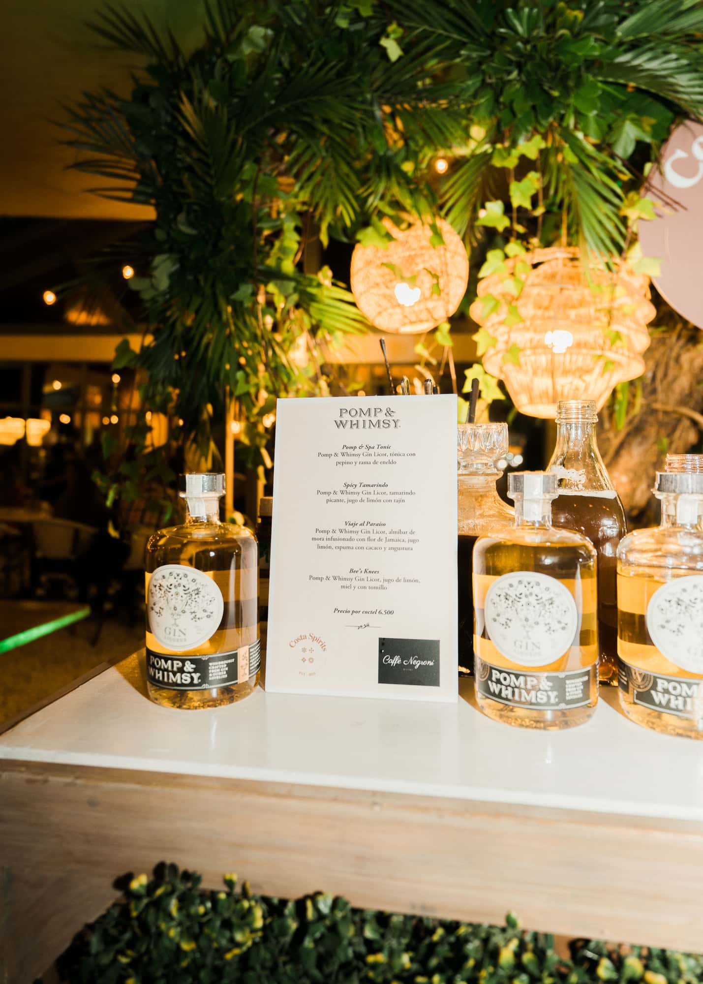 Botellas del portafolio y menú impreso en un evento