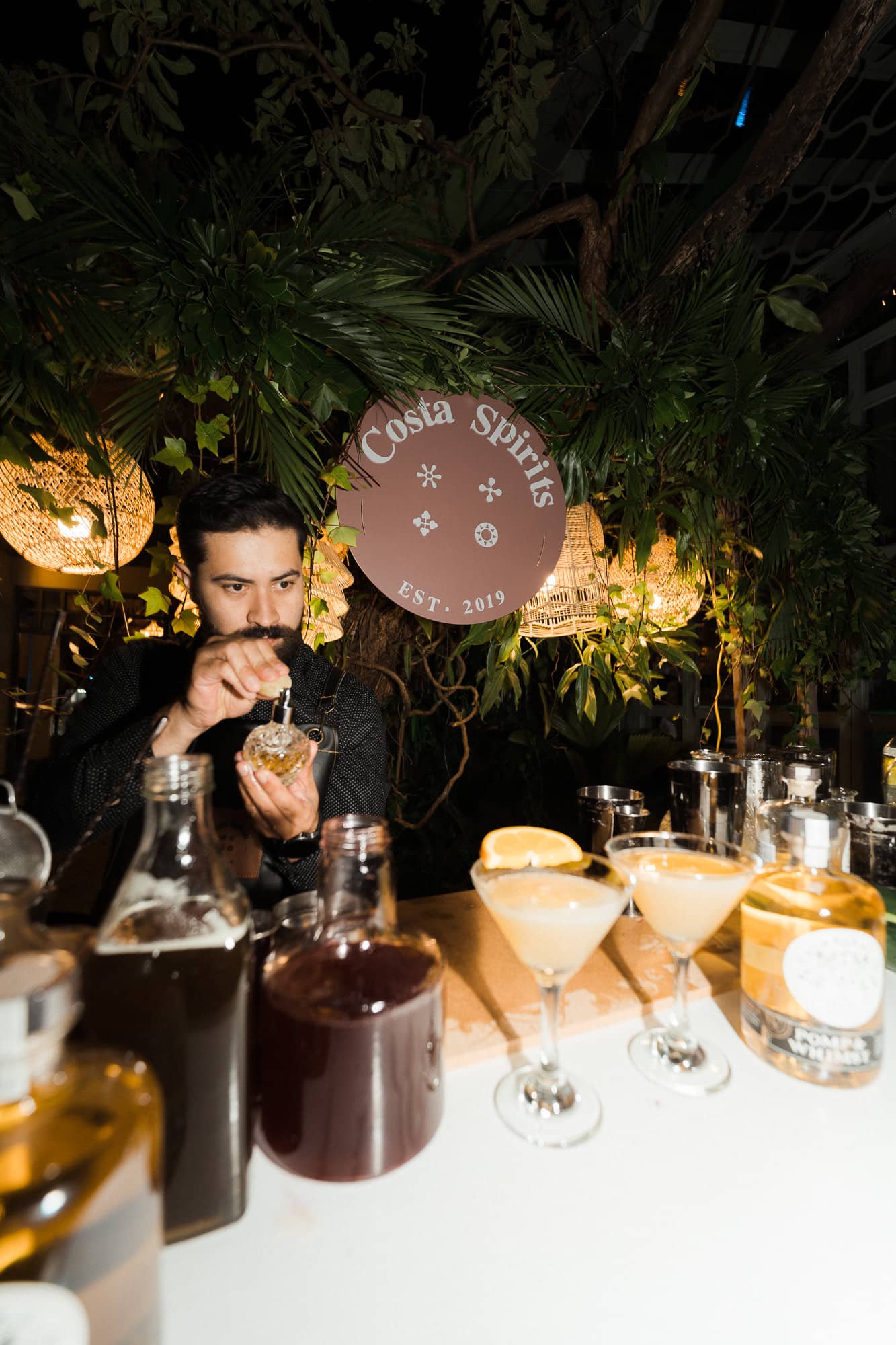 Barra de Costa Spirits con cócteles terminados durante una activación