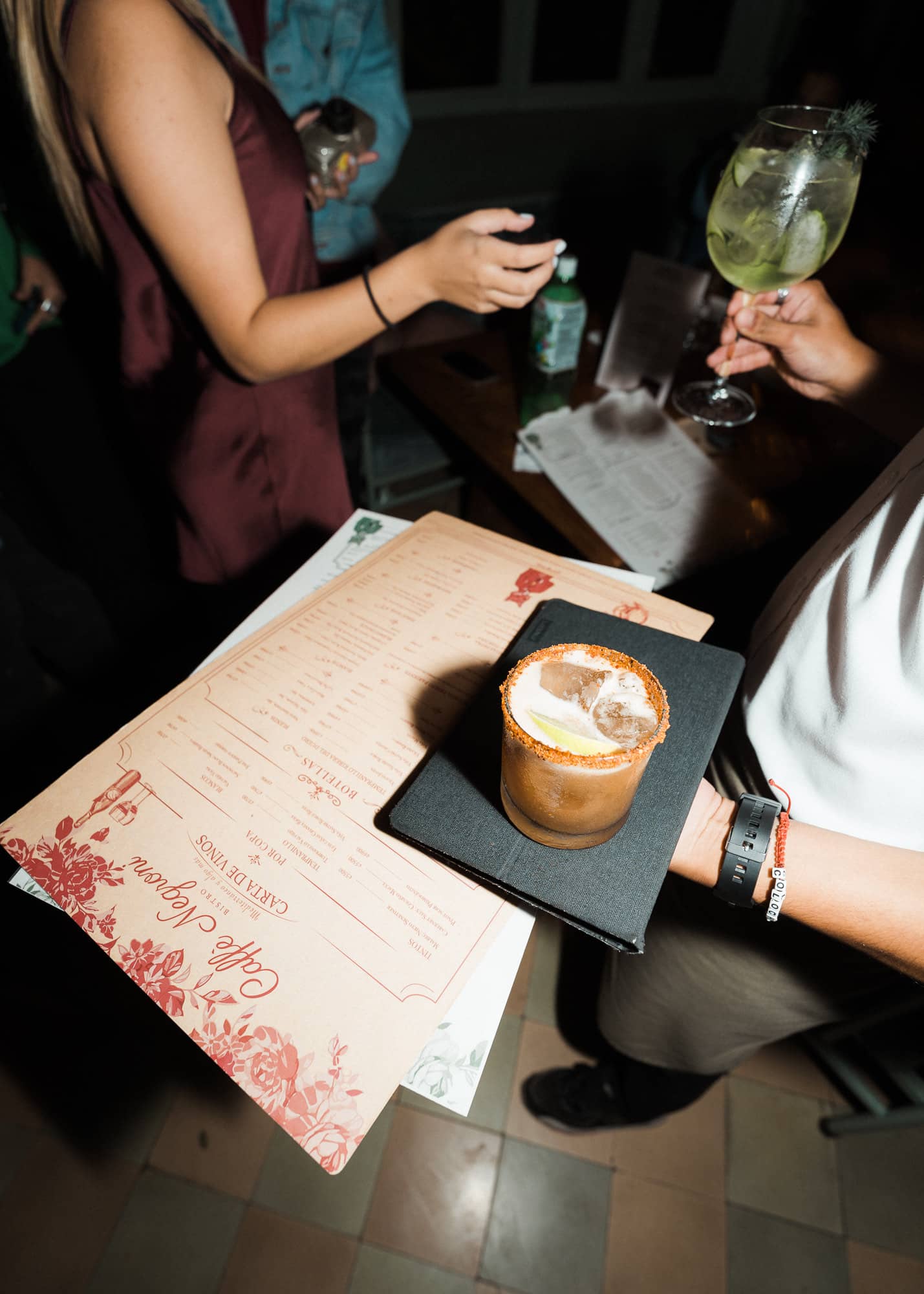 Invitados con cócteles en un evento de Costa Spirits