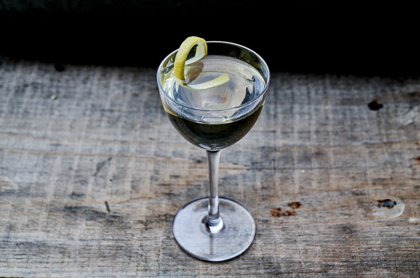Martini de Isolation Proof con ralladura de limón
