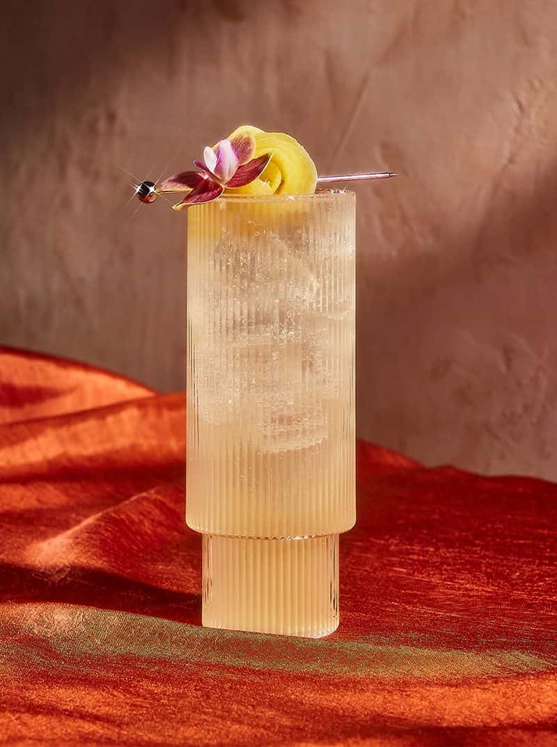 Hard Limonada en vaso alto con flores