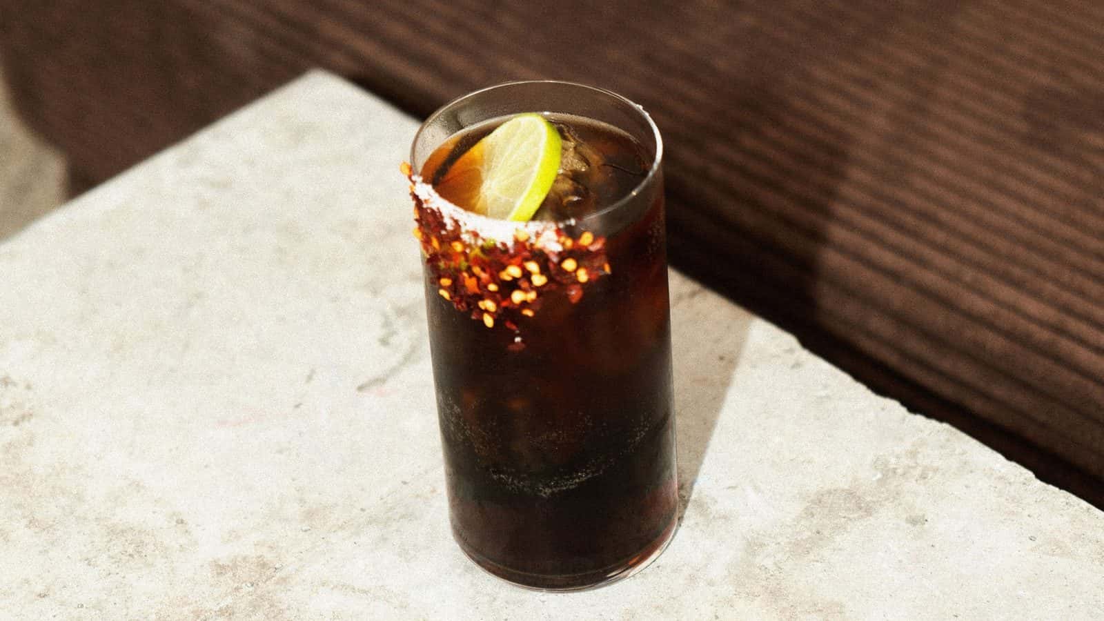 Ayuuk Batanga en highball con borde de chile-sal