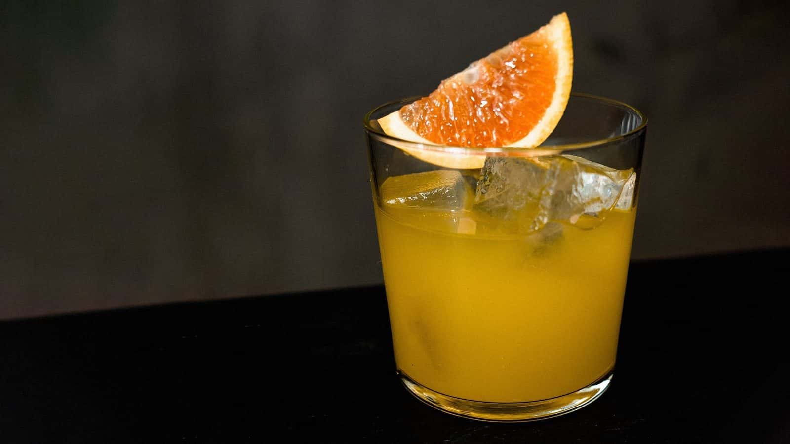 Cilantro White Negroni en vaso rocks