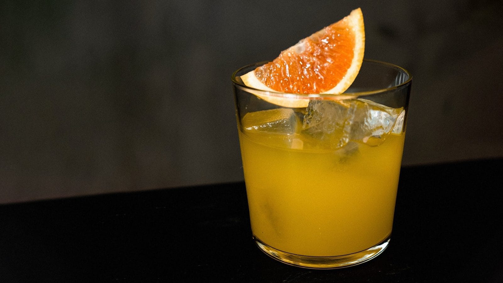 Cilantro White Negroni en vaso rocks