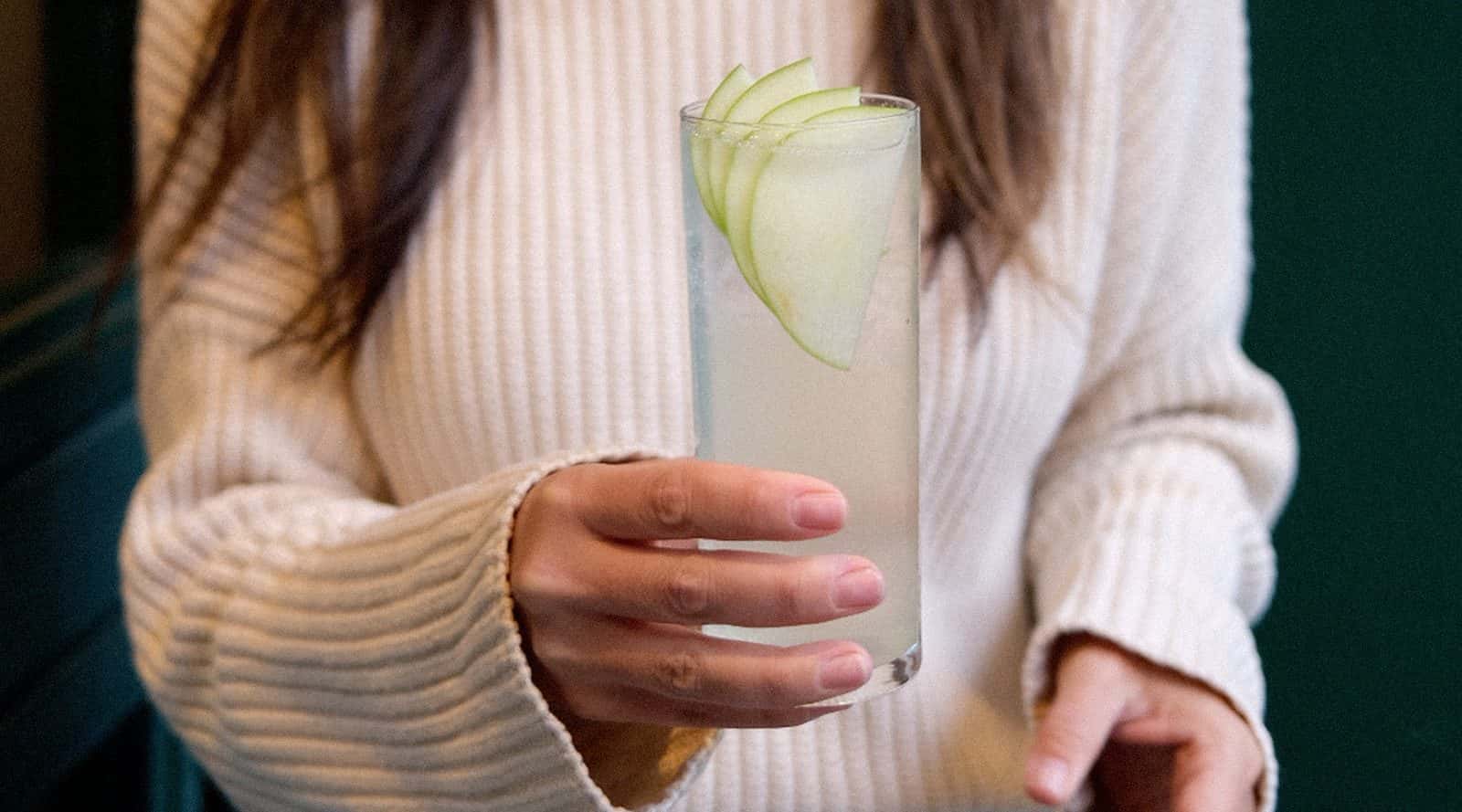 Highball Soka & Apple con rodajas de manzana