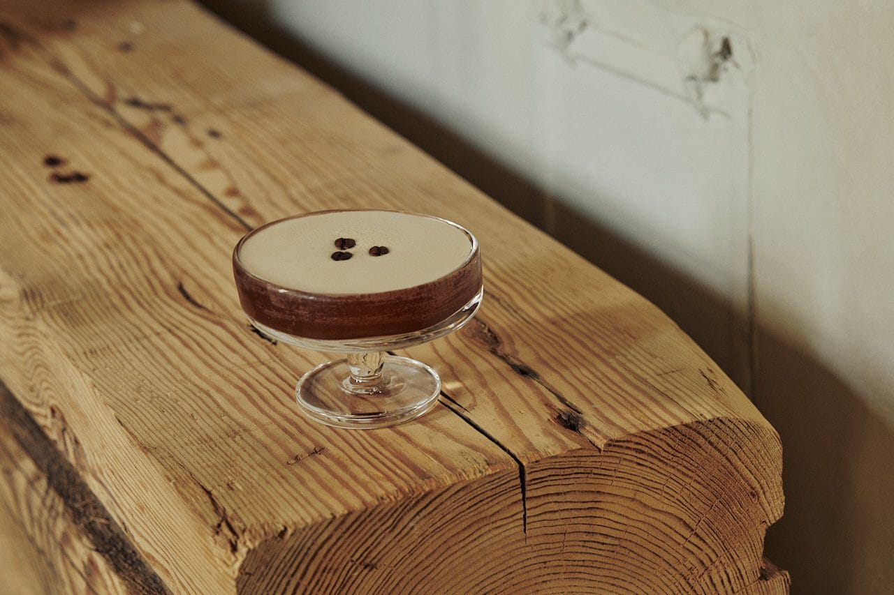 Stonefruit Espresso Martini con granos de café