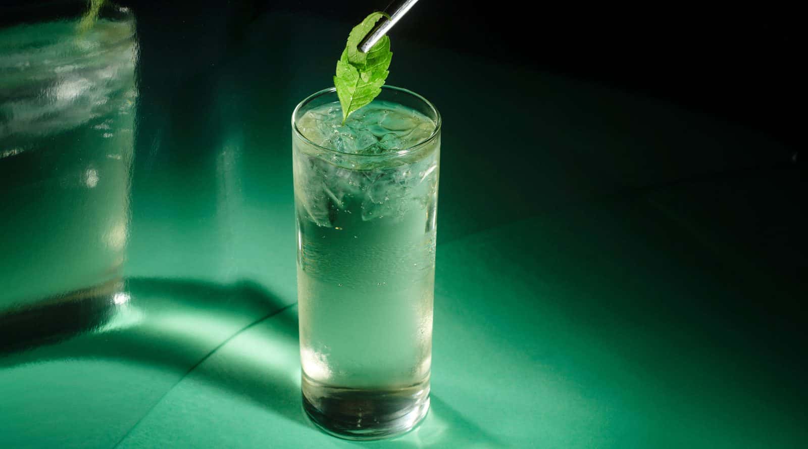 Super Soka highball con hierba luisa